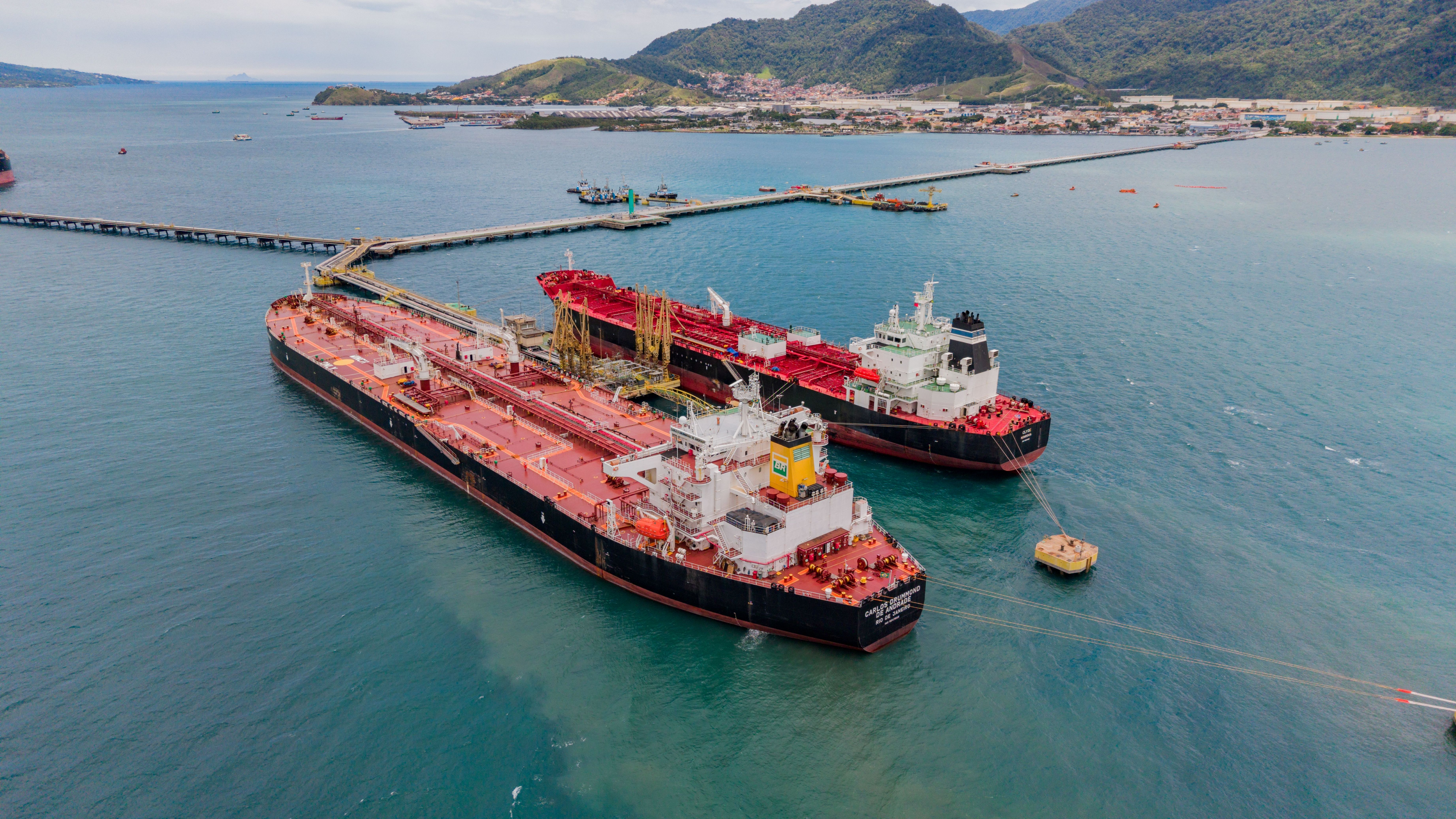 Navio Carlos Drummond de Andrade, da Transpetro, abastecido com bunker com conteúdo renovável da Petrobras